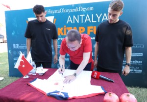 Binlerce Ziyaretçi Ağırlayan 12. Antalya Kitap Fuarı Yoğun İlgiyle Sürüyor